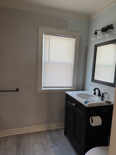 Building Photo - 31 Dix Ave