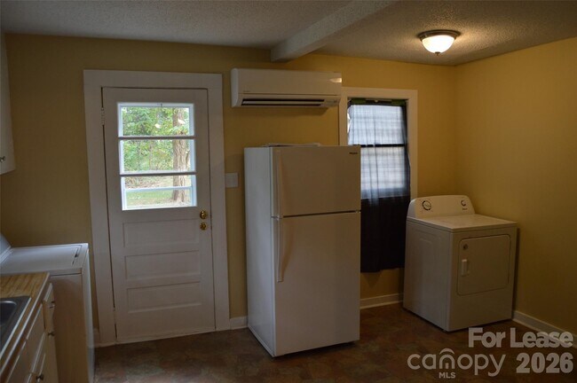 Building Photo - 819 Charlotte Ave