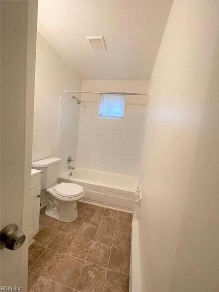 Building Photo - 2018 Pond Ln
