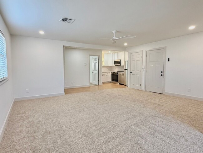 Building Photo - Quiet & Cute! Remodeled 1 Bed, 1 Bath Near...