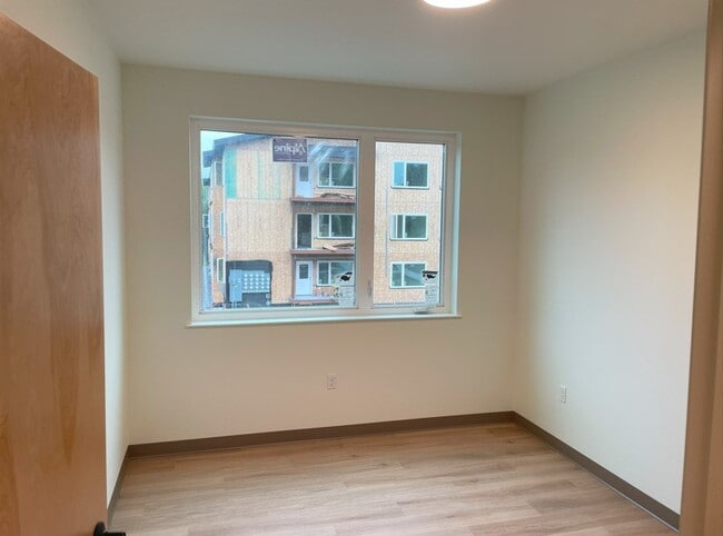 Building Photo - 14960 W River Dr