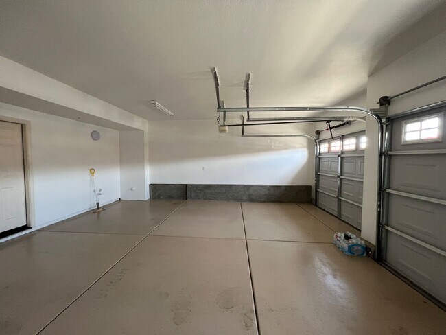 Building Photo - Desirable and Spacious 5-Bedroom Home in Empire Ranch!