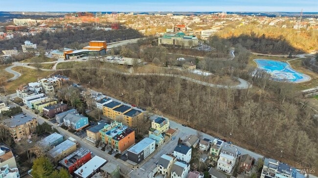 Building Photo - 989 Parkside Pl