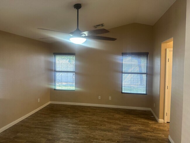 Building Photo - NW!! Single Story Home!! No Carpet!! Pot S...