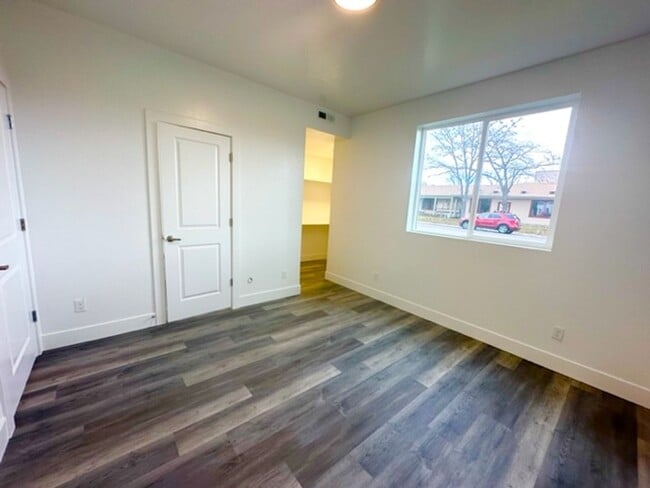 Building Photo - 1553 Clear Creek Dr