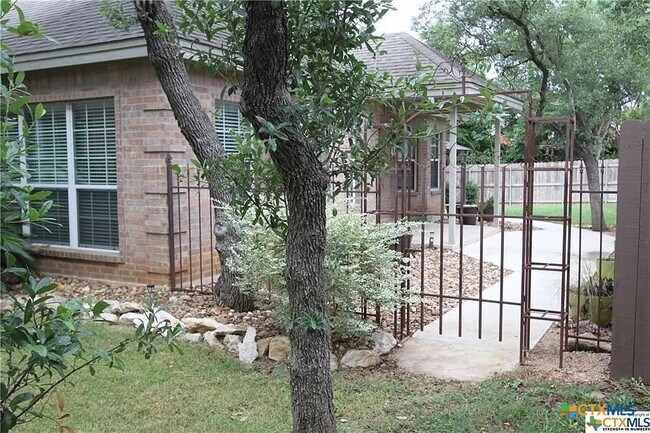 Building Photo - 2614 Fairwood Dr