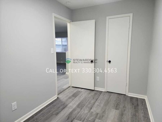 Building Photo - 2557 Edwin Ave