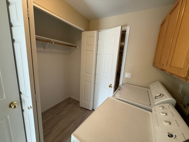 Building Photo - 3 Bed/2 Bath Single Level Home with Fenced Backyard