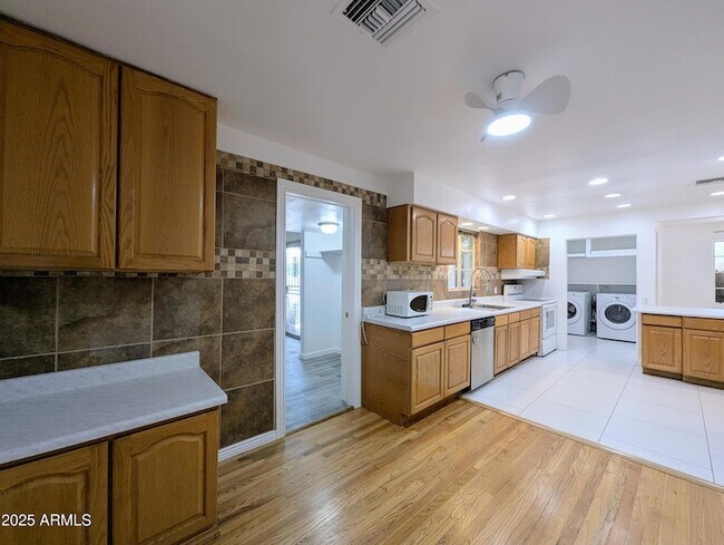 Building Photo - 2443 E Earll Dr