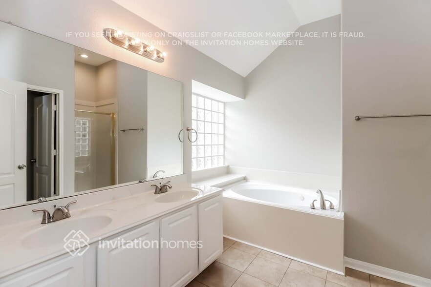 Building Photo - 3801 Lake Dr