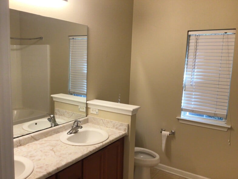 Building Photo - 121 Caribbean Village Dr