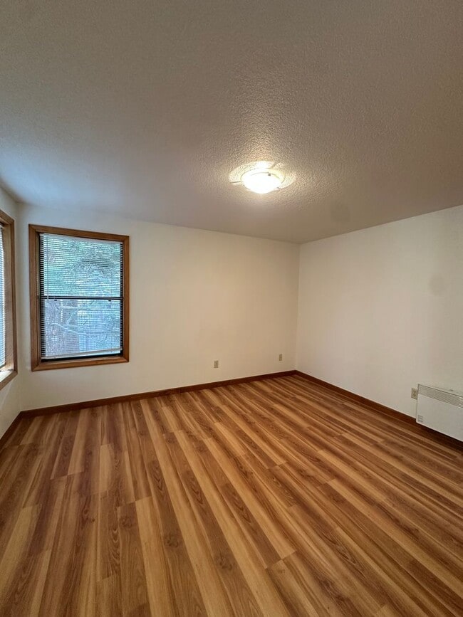 Building Photo - Updated SW Bend Home with Large Backyard!