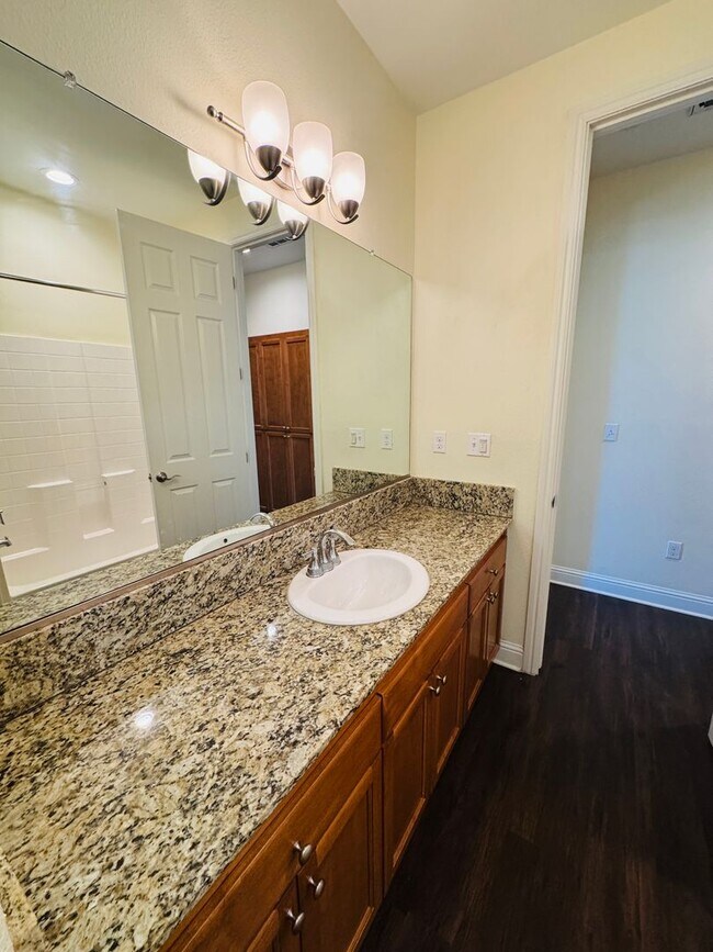 Building Photo - Beautiful 3 Bedroom 2 Bath Home in Los Banos FOR RENT!
