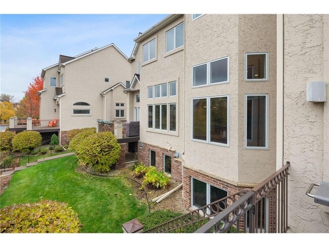 Building Photo - 517 River St