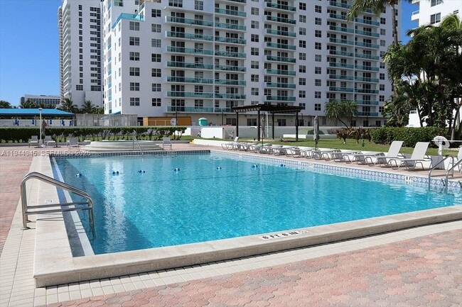 Building Photo - 5005 Collins Ave