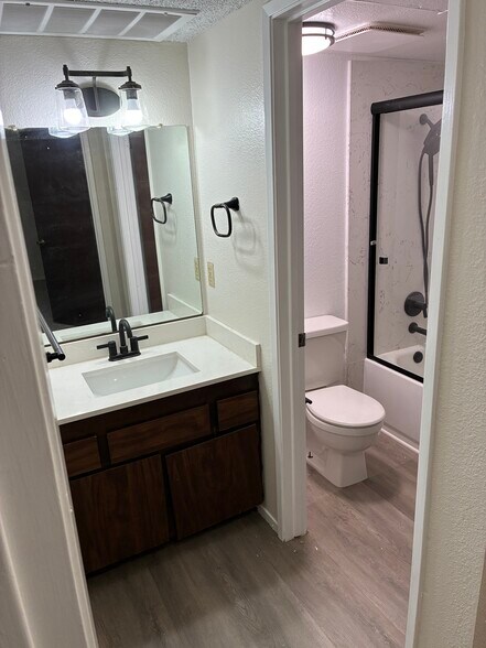 Building Photo - 6060 Gloria Dr