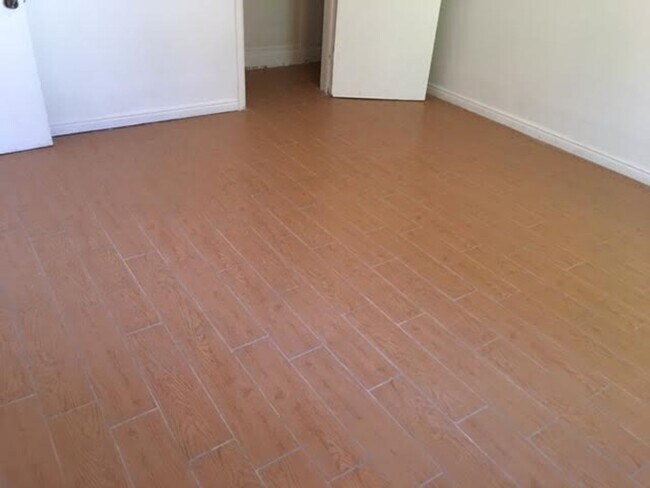 Building Photo - Good size private guy room in avenues !