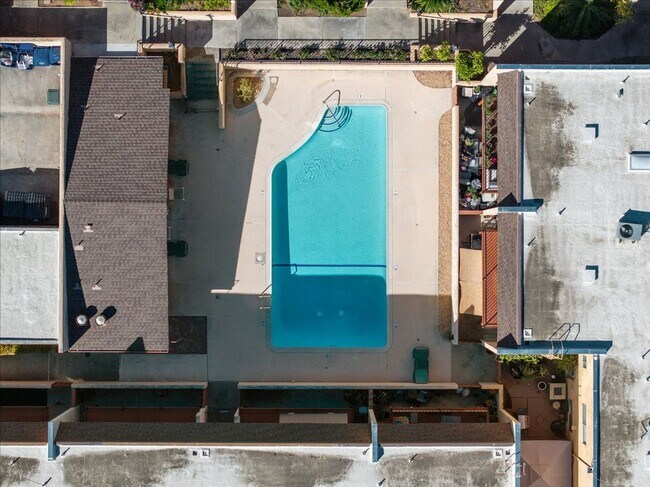 Building Photo - Escondido 2 bed 2.5 bath condo for lease