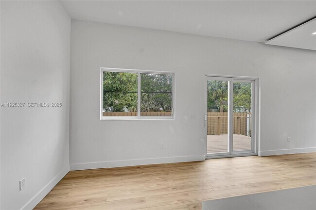 Building Photo - 2931 SW 12th Ave