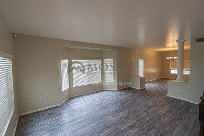 Building Photo - 883 E Powell Way