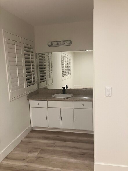 Building Photo - 1910 W Palmyra Ave