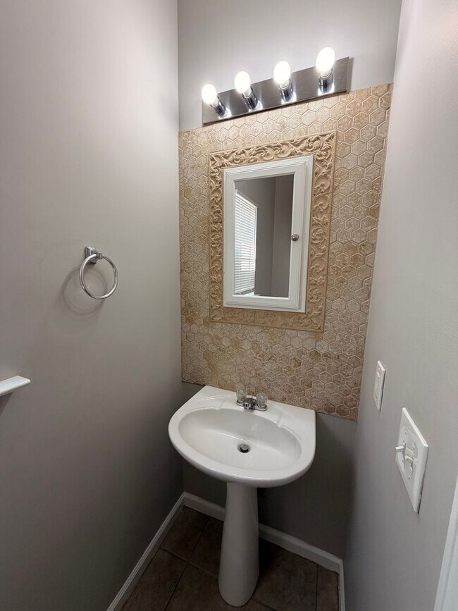 Building Photo - 3 BR, 2.5 BA, 2 Car Garage, Fenced in Backyard