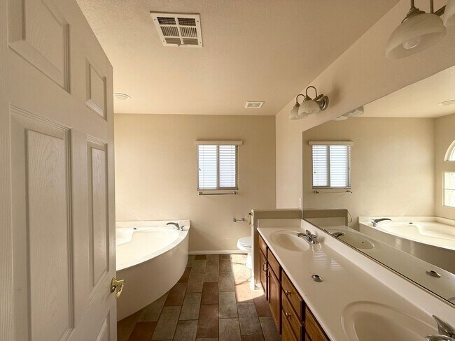 Building Photo - Well-Maintained 2-Story Home with Function...