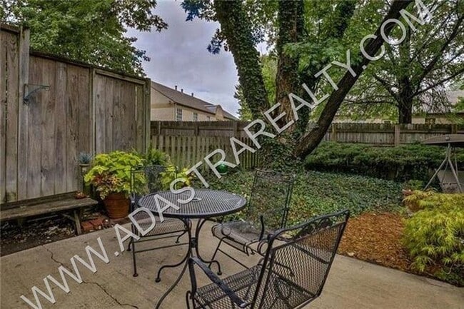 Building Photo - Beautiful Duplex in Olathe-Available in JU...