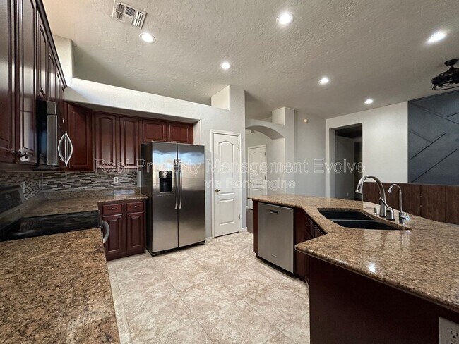 Building Photo - 774 E Maria Ln