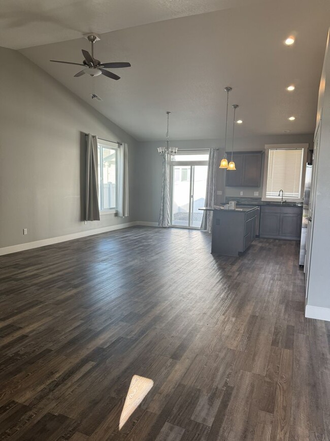 Building Photo - Lovely Open concept Low Maintenance