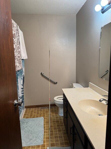 Building Photo - 422 Commodore Dr