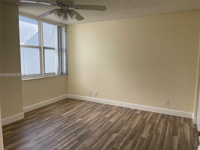 Building Photo - 9401 Evergreen Pl