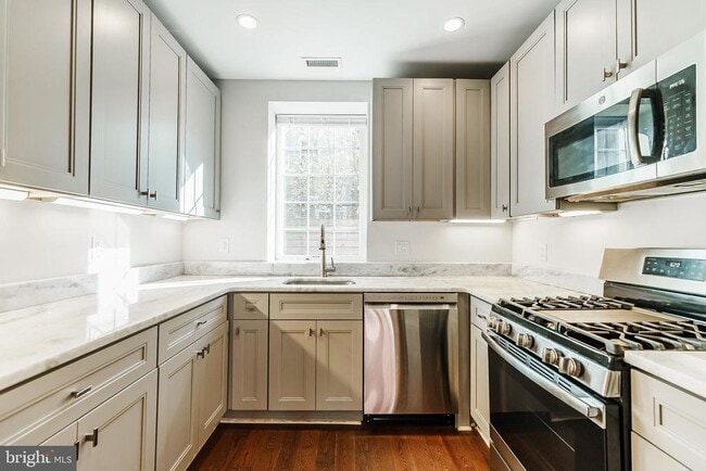 Building Photo - 1331 S Dover St