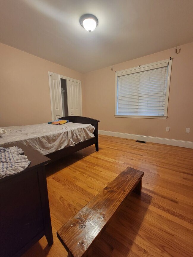Building Photo - Spacious and Rare 3 Bd 2 Bath Near Fort Hill With Off Street Parking