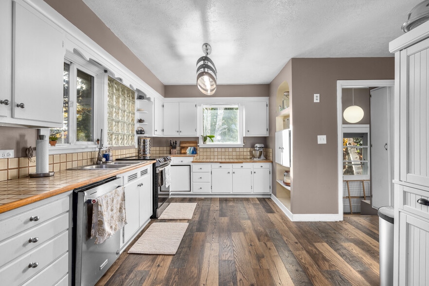 Building Photo - 686 2nd Avenue East N