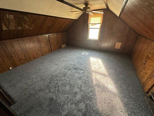 Building Photo - Beautiful 3 bedroom Bungalow with Garage