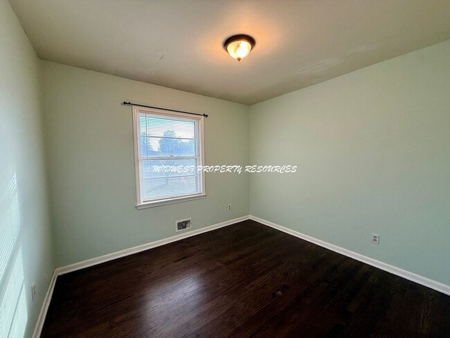 Building Photo - 4 Bedroom Home Near Downtown Lee’s Summit