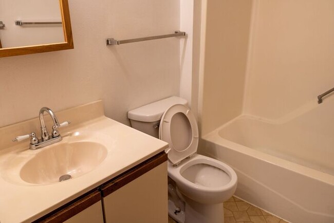 Building Photo - $1,025 | 2 Bedroom, 1 Bathroom Apartment |...