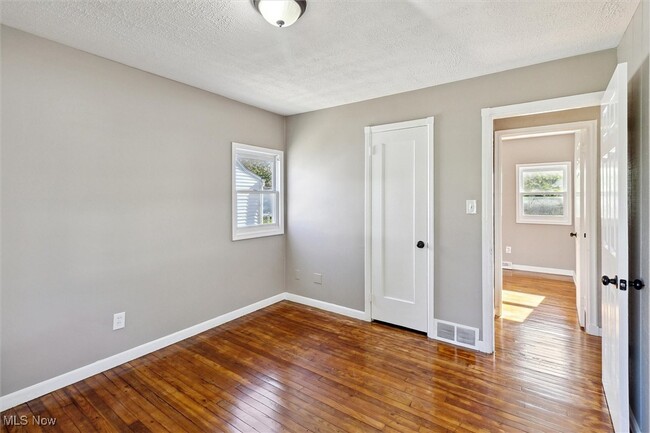 Building Photo - 715 E 258th St