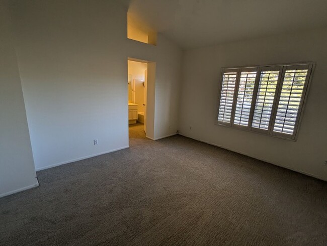 Building Photo - 2Bed 2.5 Bathroom Two Story Townhome at th...