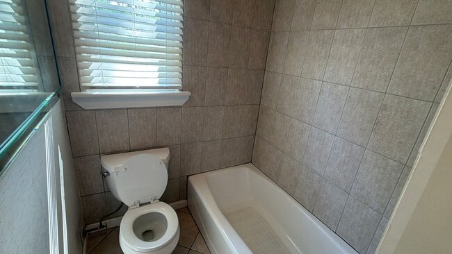 Building Photo - 3BR Toms River Home with Pool and Fenced Yard