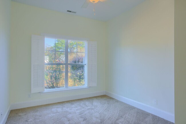 Building Photo - Fresh Paint, New Carpet & Custom Finishes in North Shore Country Club