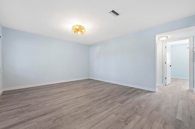 Building Photo - GORGEOUS FULLY RENOVATED 1st FLOOR 2 BEDROOM 1 BATHROOM CONDO LOCATED JUST 5 MINUTES FROM VENICE ...