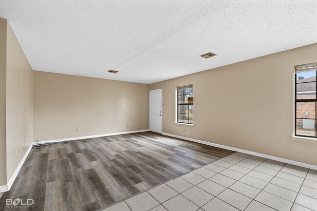 Building Photo - Check Out this 2 bed 2 bath!!