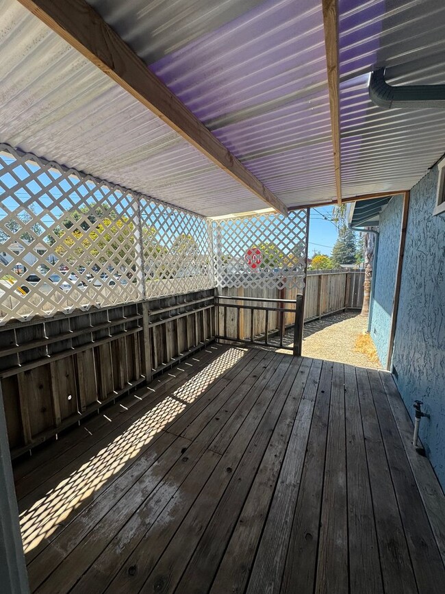 Building Photo - BRIGHT CORNER HOME WITH SPACIOUS BACKYARD ...
