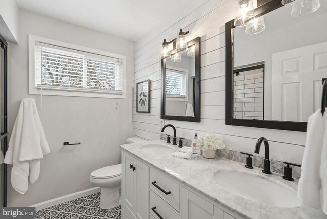 Building Photo - 5716 Crawford Dr