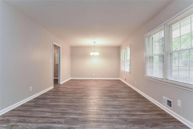 Building Photo - 2618 Treadway Dr