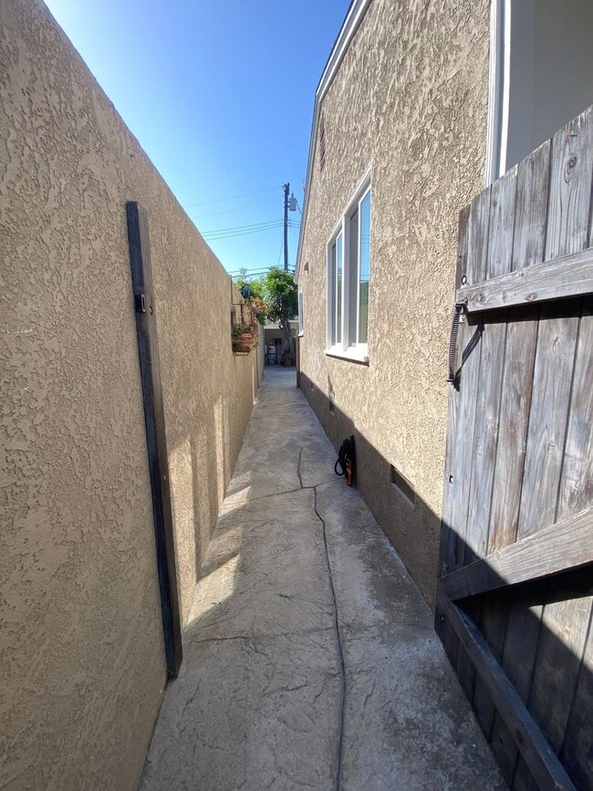 Building Photo - Beautifully Remodeled 3 Bedroom Naples Hou...