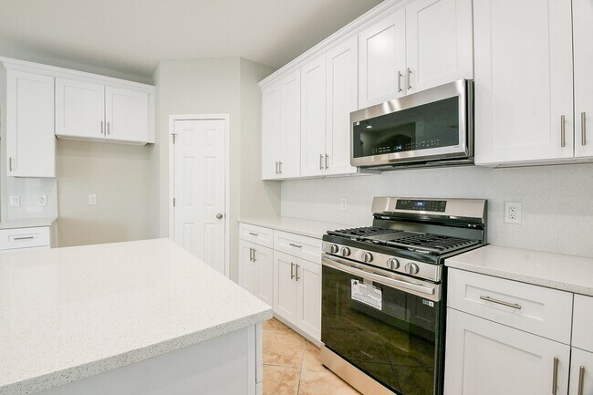 Building Photo - 815 Robins Way