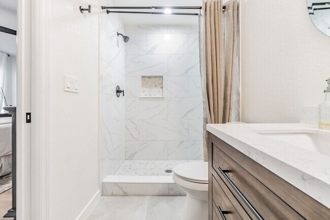 Building Photo - 1813 Chinaberry Dr